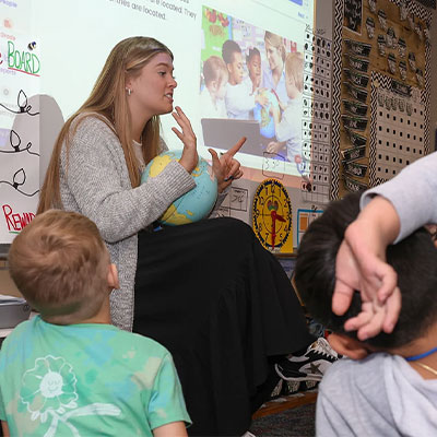 a teacher talks to her elementary class