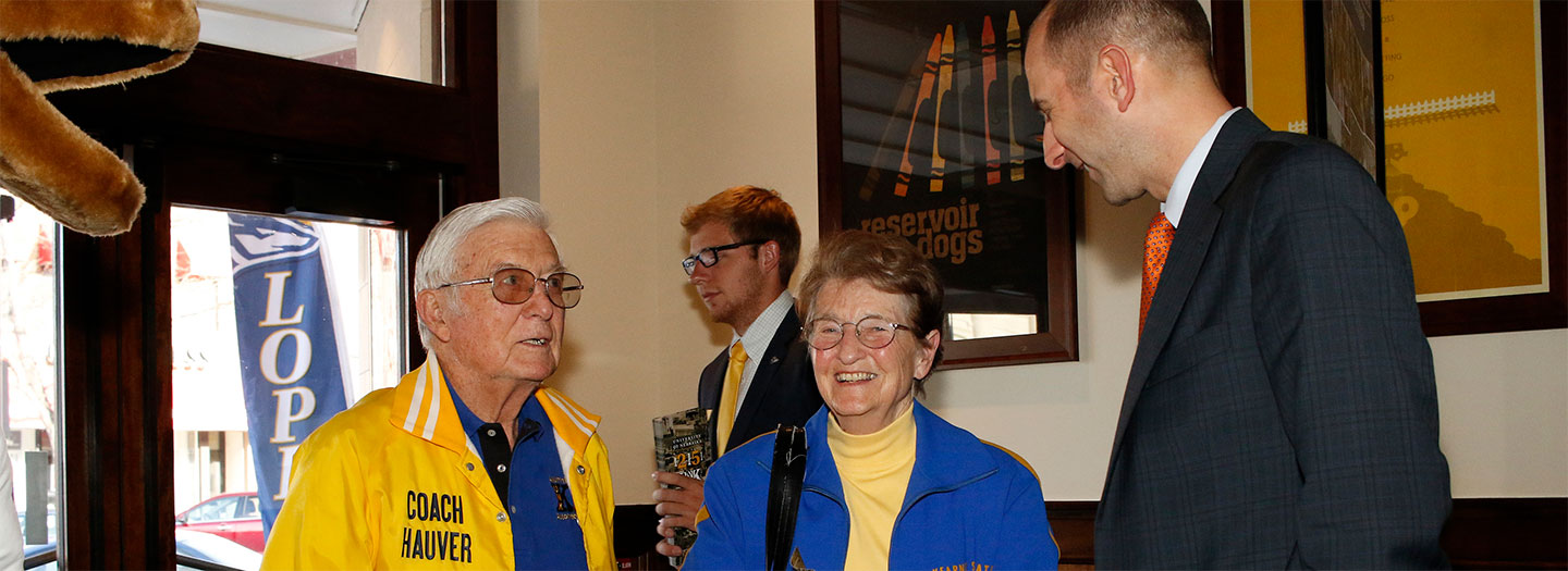 Lucas Dart talking to 校友