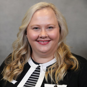 Christine Fisher，教育学博士。