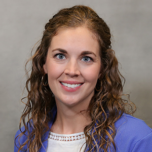 Crystal Hinrichs，教育学硕士。, CCC-SLP