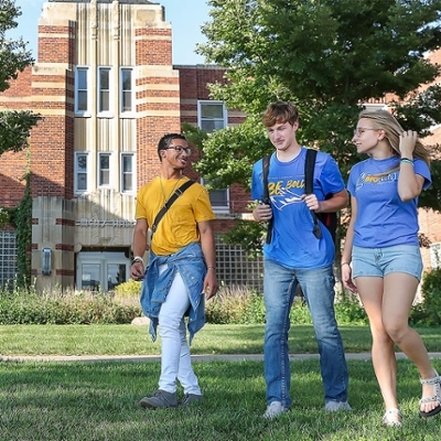 Group of 太阳城娱乐官网 students walking in front of Men's Hall