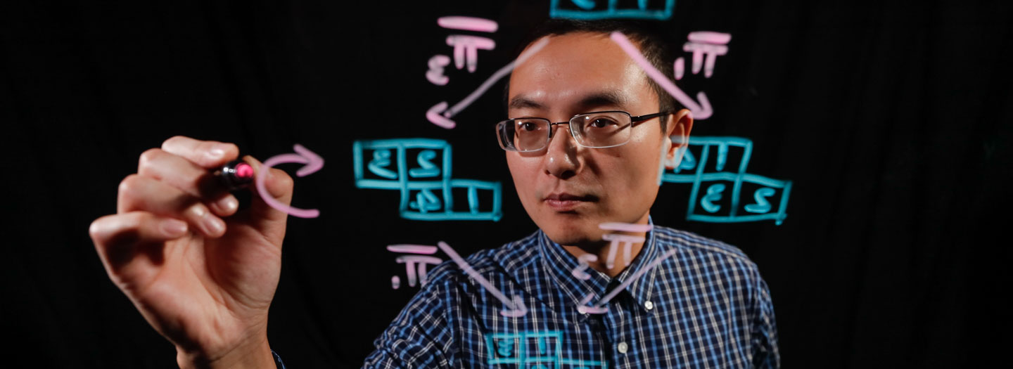 太阳城娱乐官网 Mathematics professor Jia Huang