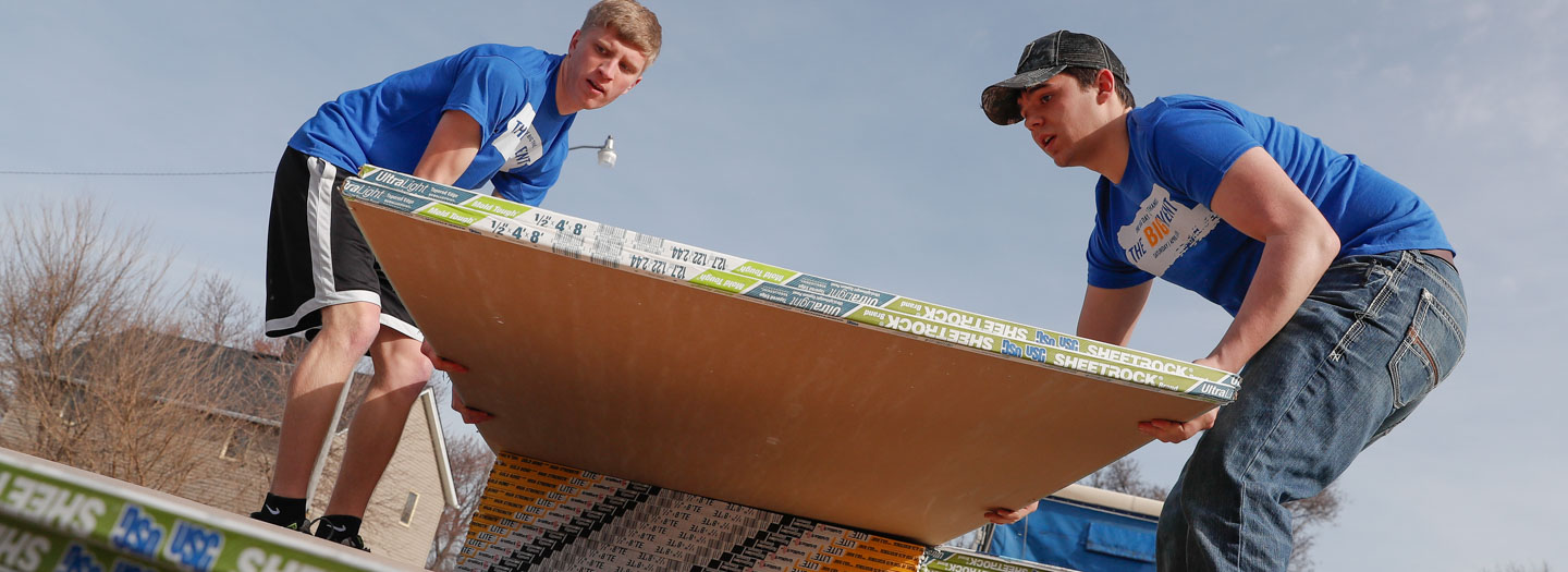 学生 taking action helping flood victims