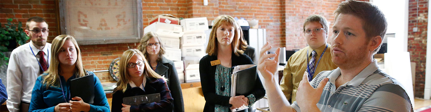 学生 Getting a tour of a manufacturing facility