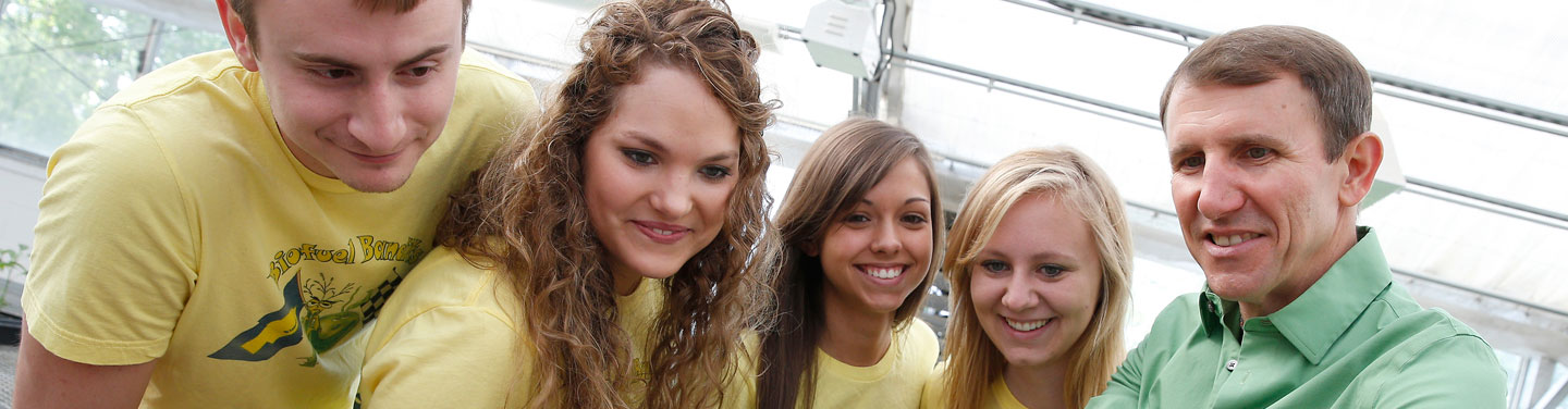 学生 in the Green House with Dr. Paul Twigg