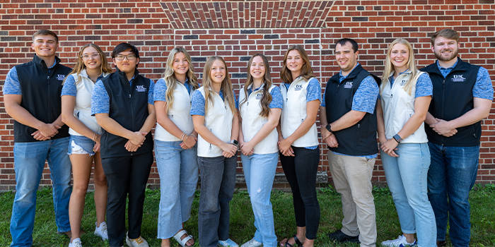 CBT大使 lined up outside for a photo