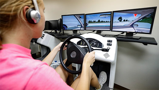 Student using the driving simulator at the 安全中心