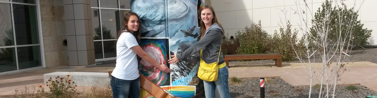 学生 with Sculpture