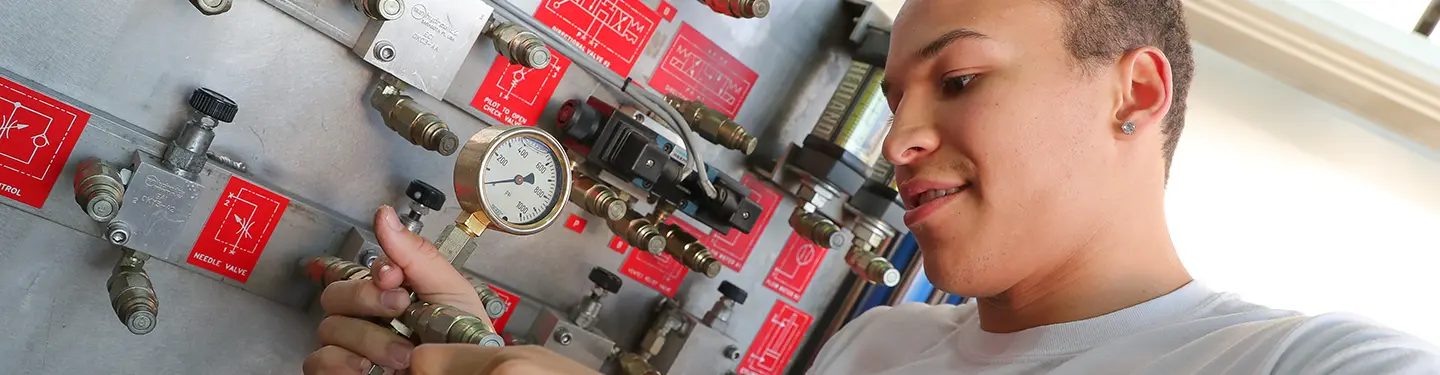 学生 working in the ID Lab