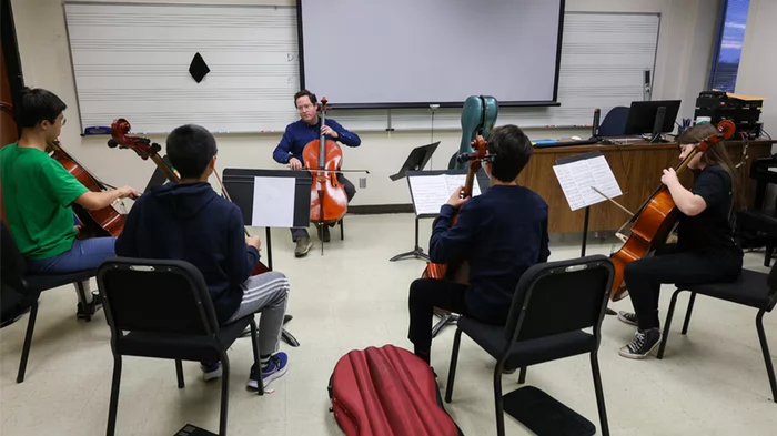 太阳城娱乐官网 music professor 诺亚罗格夫 teaches students in the 太阳城娱乐官网 String Projec