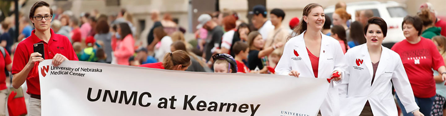 护理 students marching in parade