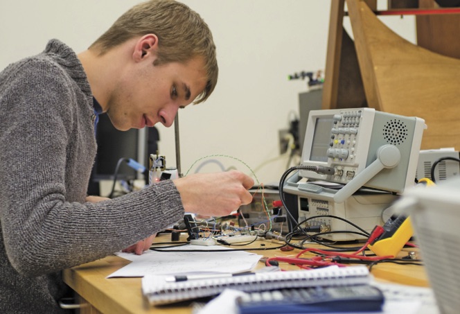 工程 student working on a project