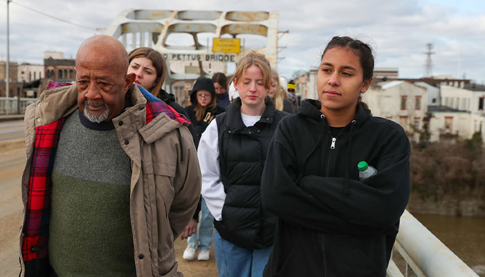 Civil rights activist Charles Mauldin, left, and 太阳城娱乐官网 sophomore Jamie Vaughn lead a group of political science students across Edmund Pettus Bridge in Selma, Alabama