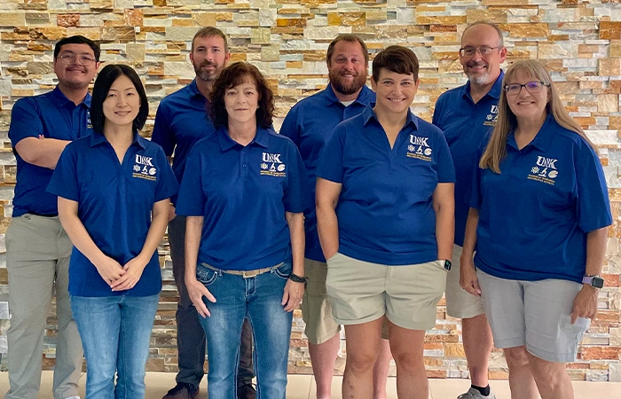 The 研究及创意活动 staff pose for a photo