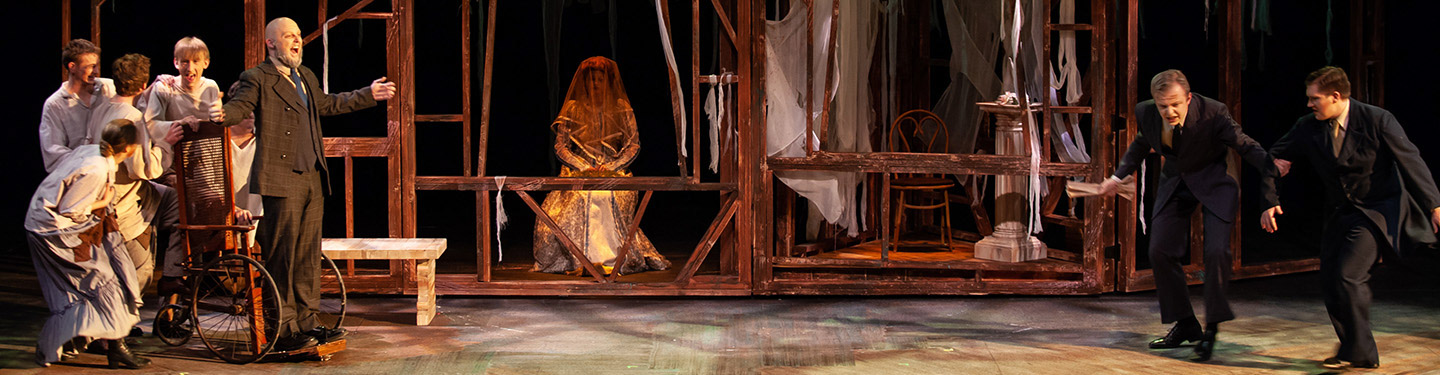 学生 performing in a theatre show