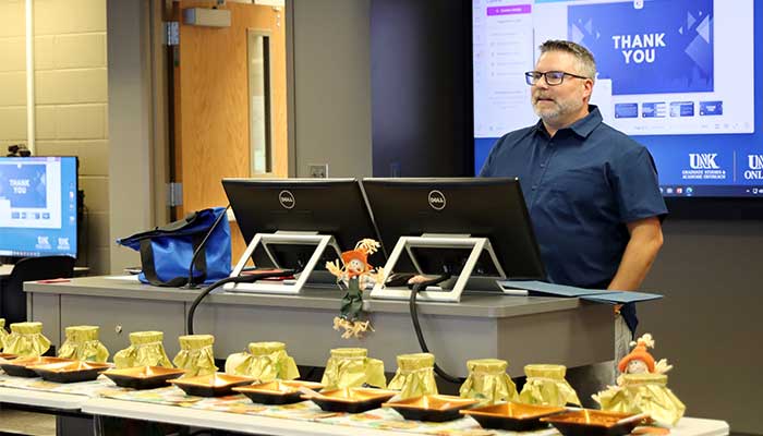 Dr. Strickland presenting on his innovative teaching strategies at 太阳城娱乐官网's 卓越教学中心 Spice Up Your Teaching event.