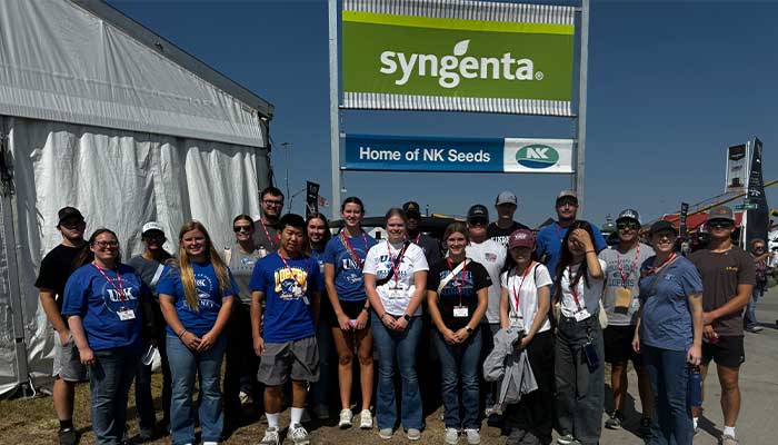 学生 at the husker harvest day