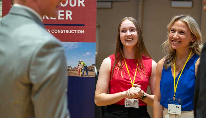 学生 at a Career Fair