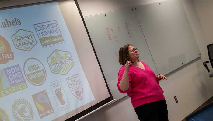 Danielle Teaching Class by using ice cream.