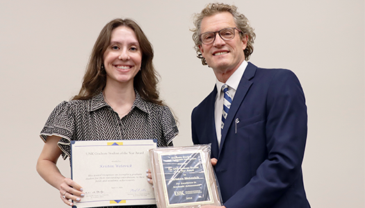 Kristen receiving her plaque and certificate from Dean of 研究生学习