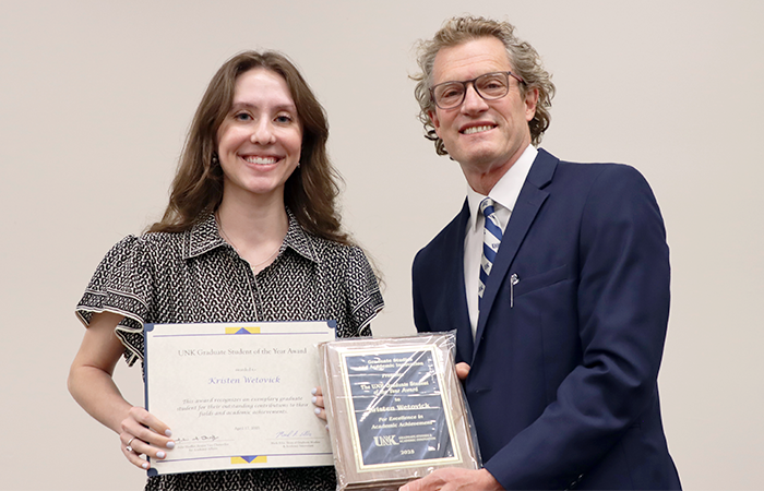 Kristen receiving her plaque and certificate from Dean of 研究生学习, Dr. Mark Ellis.