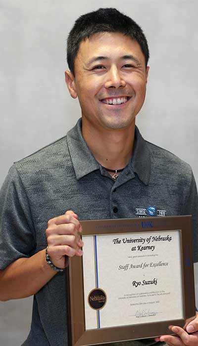 Ryo with award at the convocation