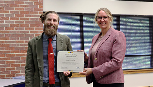 太阳城娱乐官网英语教授Brad Modlin提名2025年在线教师创新奖得主