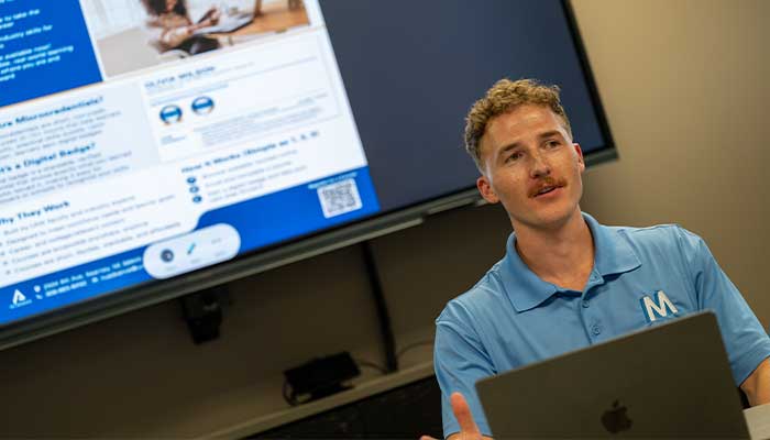 Nathan giving presentation on 太阳城娱乐官网提前