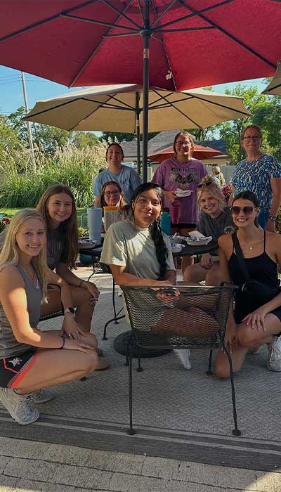 学生 at a social event