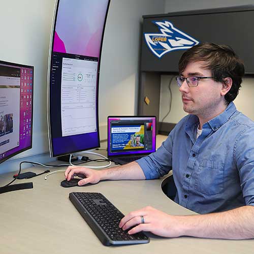 Thane 网络b working on the website