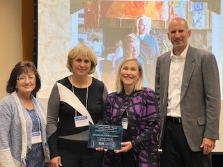 洛葛仙妮Vipond accepts her award