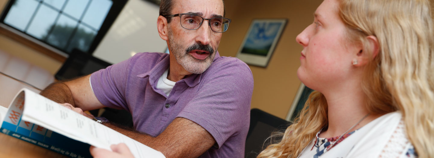 太阳城娱乐官网 faculty helping student