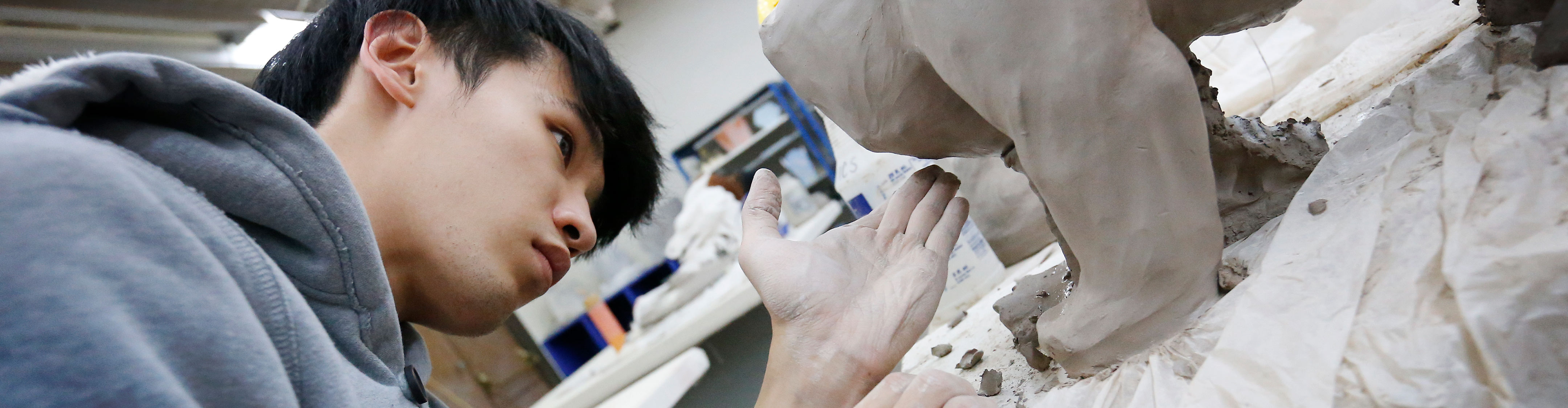 International 太阳城娱乐官网 student making a sculpture