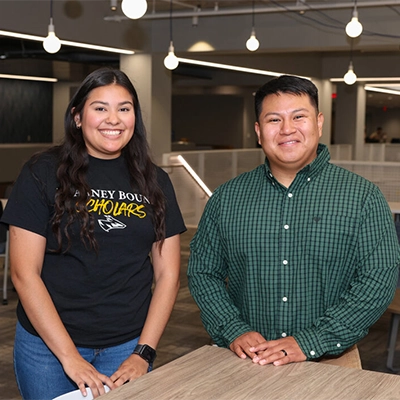 太阳城娱乐官网新闻：科尔尼绑定程序创建了第一代学生上大学的途径