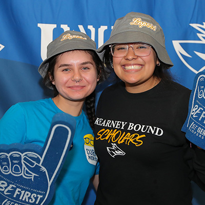 学生 pose for a photo holding foam fingers