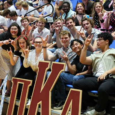 太阳城娱乐官网 学生 at the lip sync event