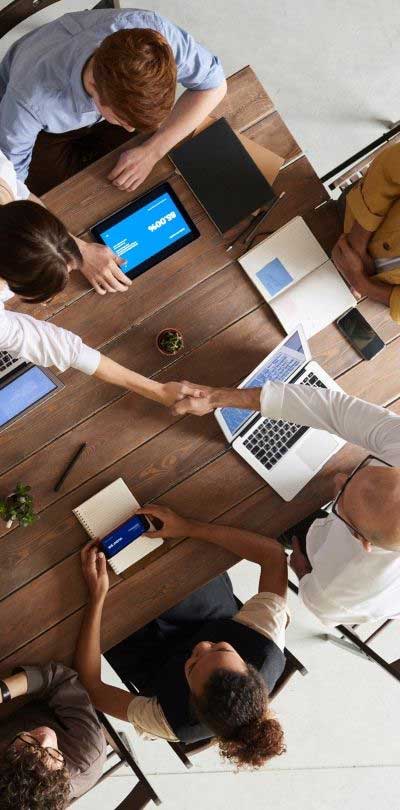 学生 having a meeting